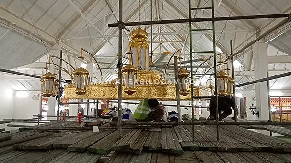 chandelier-brass-at-alamin-mosque-at-singapura