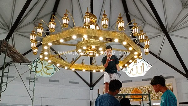 lampu-gantung-di-bawah-kubah-masjid